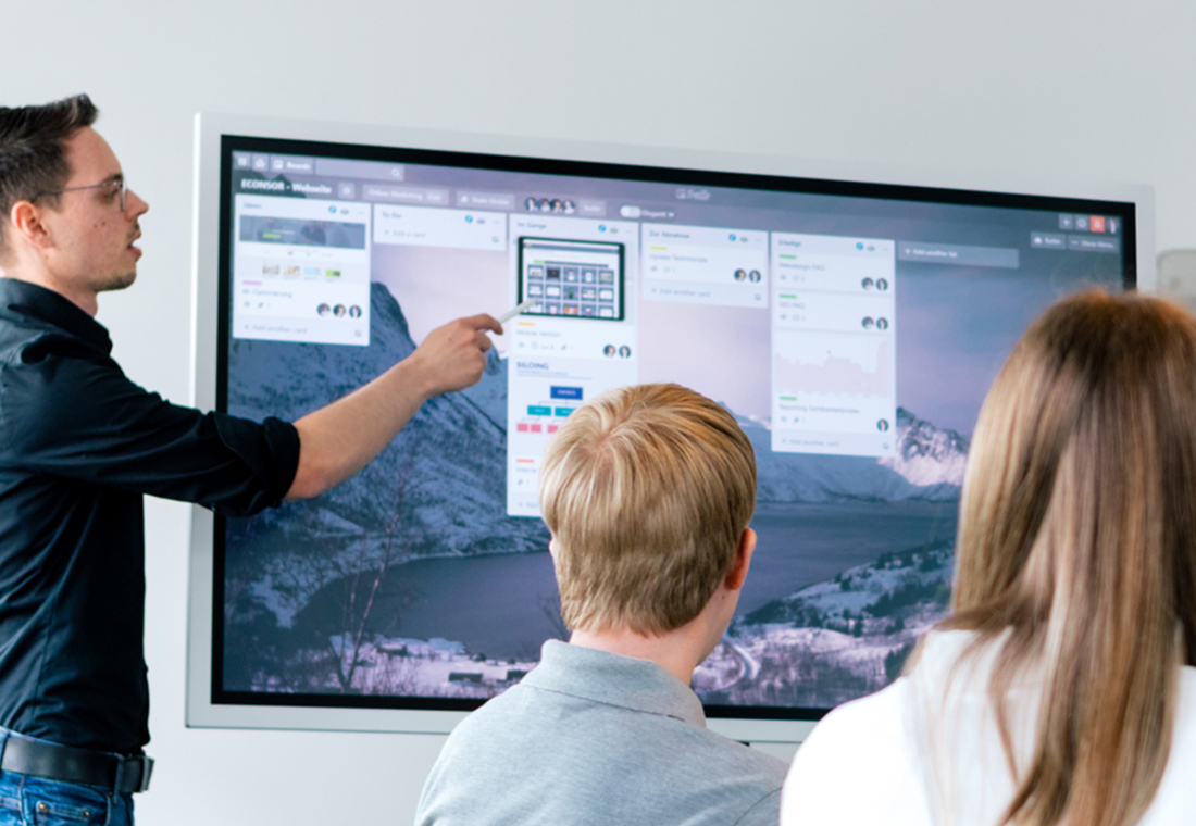 Besprechung Online-Marketing Besprechung zu Online-Marketing mit einem Whiteboard