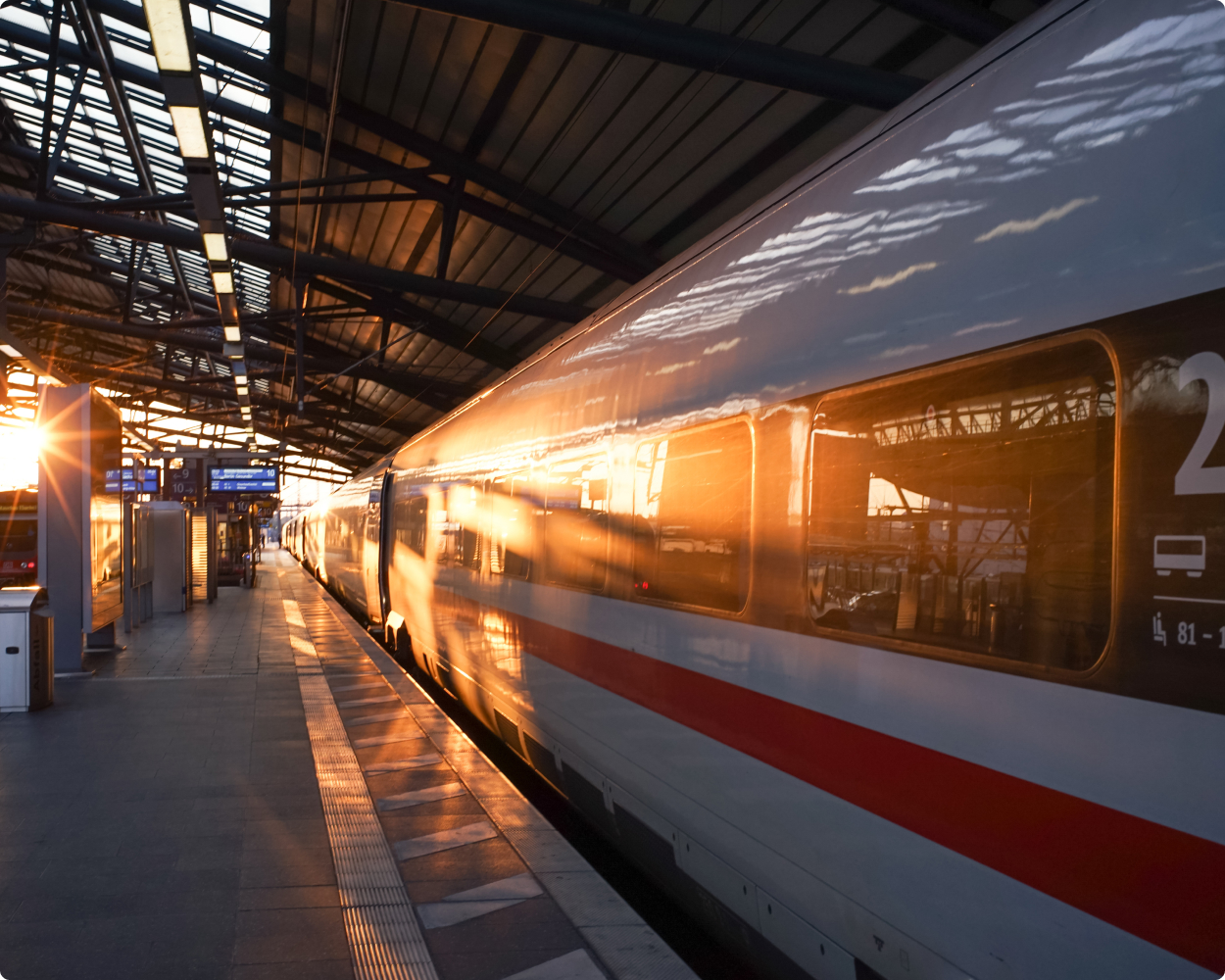 Ein Bahnsteig der DB Bahn ist zu sehen, so wie ein Zug der gerade mit offenen Türen am Gleis steht.