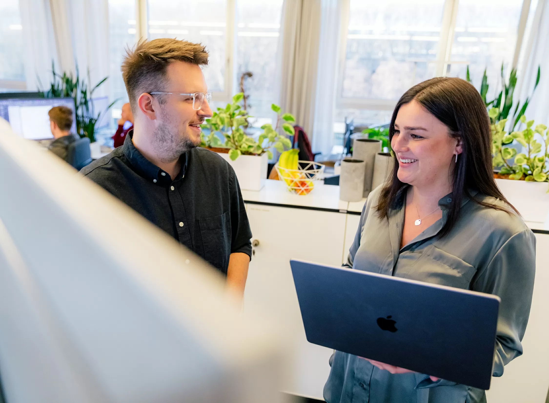 Zwei Mitarbeitende unterhalten sich