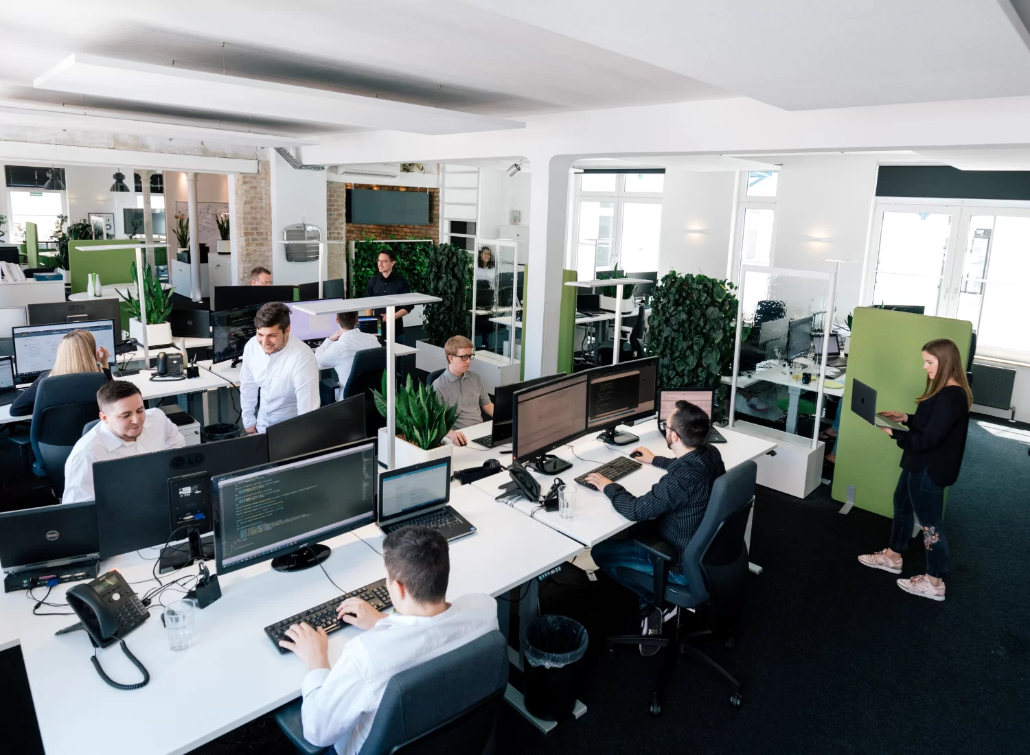 Mitarbeiter arbeiten und unterhalten sich in einem Büro