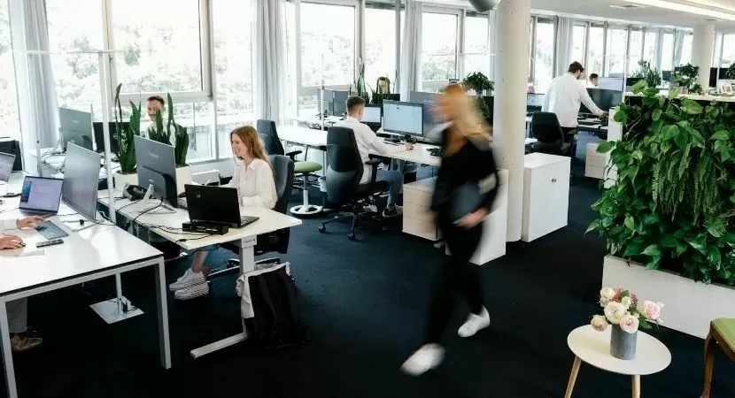 Mehrere Personen arbeiten in einem belebten Büro