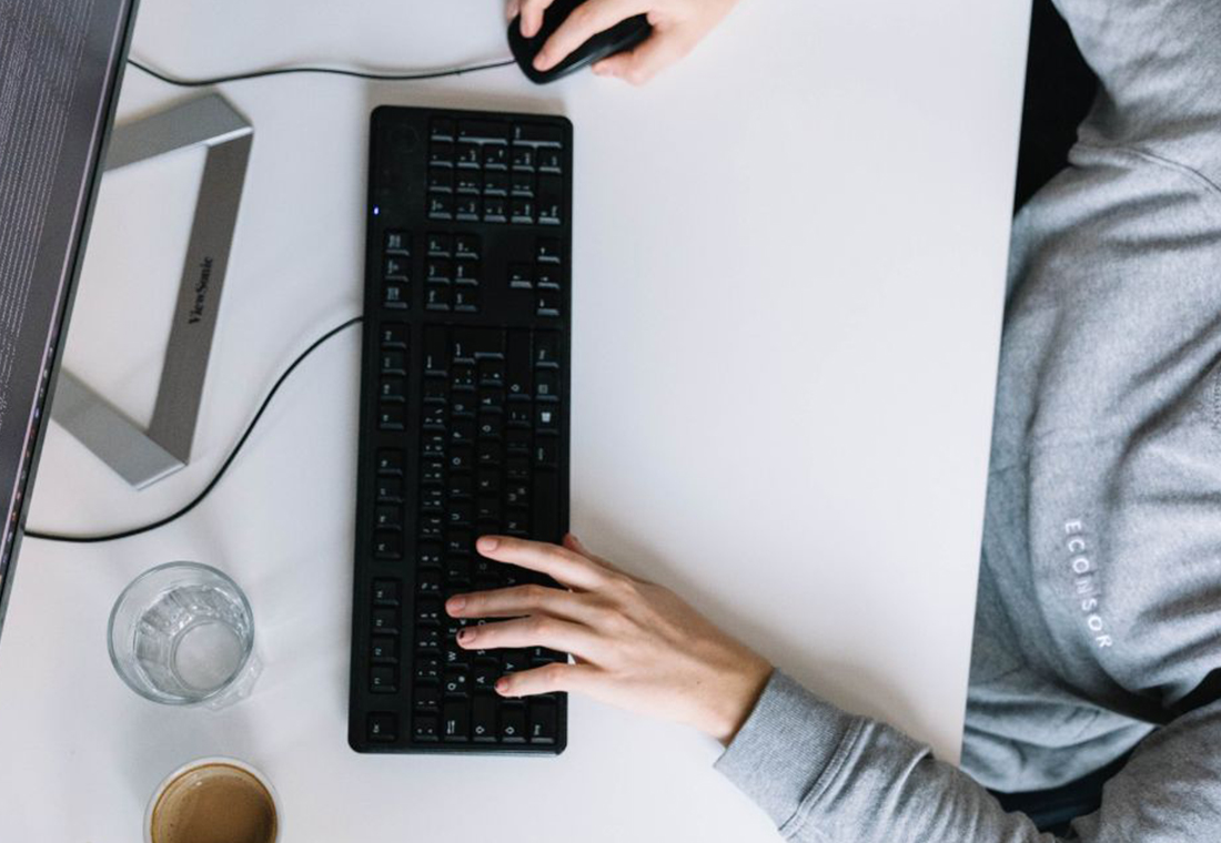 Mitarbeiter sitzt am PC und programmiert.