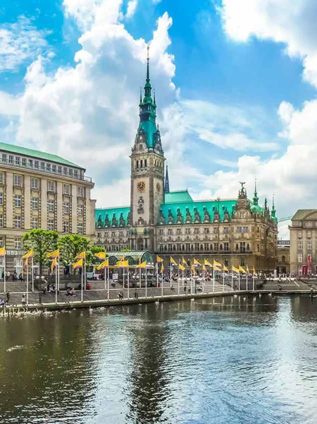 Das Hamburger Rathaus am Alsterufer