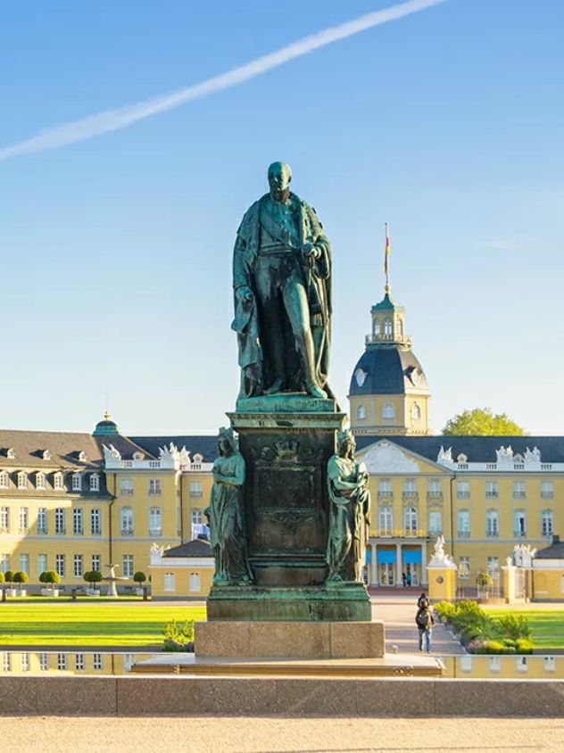 Das Denkmal vor dem Schloss Karlsruhe – Unser Standort in der Fächerstadt