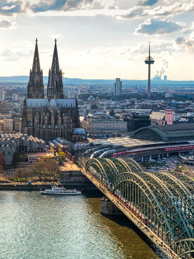 Die Kölner Skyline mit dem Dom und der Hohenzollernbrücke