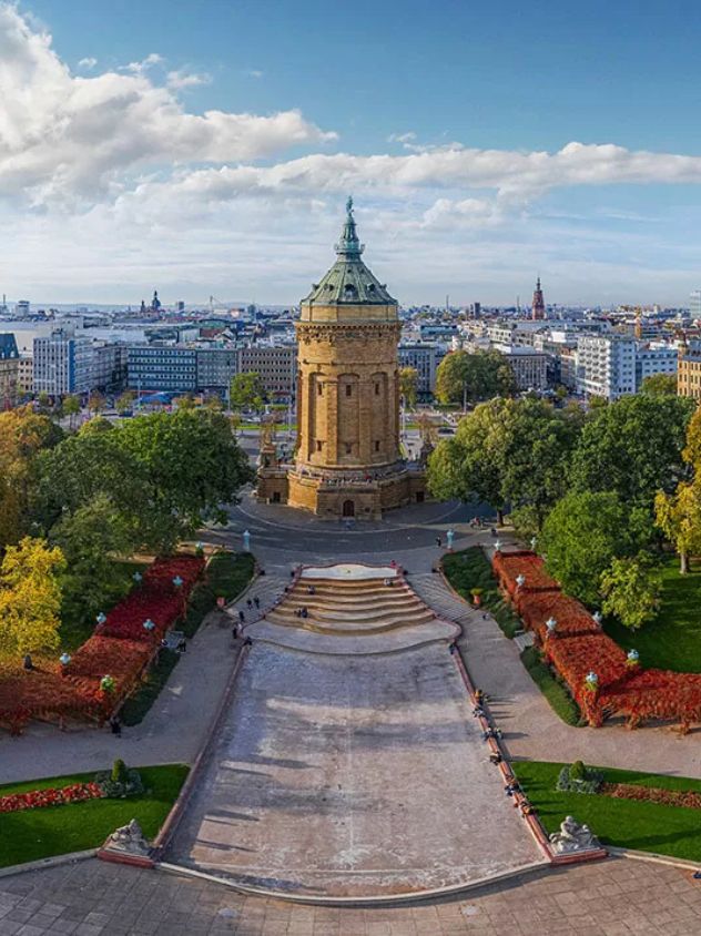 Der Mannheimer Wasserturm, umgeben von einer weitläufigen Parkanlage