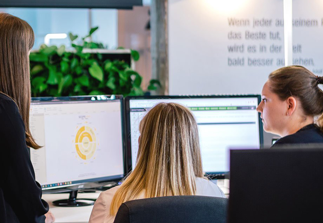 Blog econsor SEO strukturierte Daten Mitarbeiterinnen gemeinsam vor einem Bildschirm mit Daten