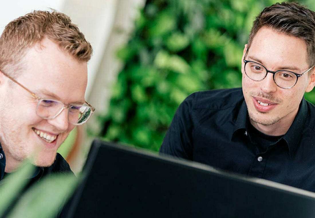 Blog econsor Neuromarketing Kollegen bei der Arbeit am Bidschirm