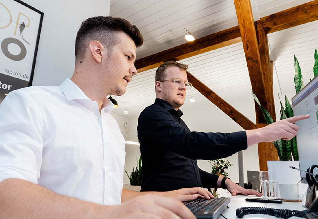 Mitarbeiter zu zweit am Bildschirm