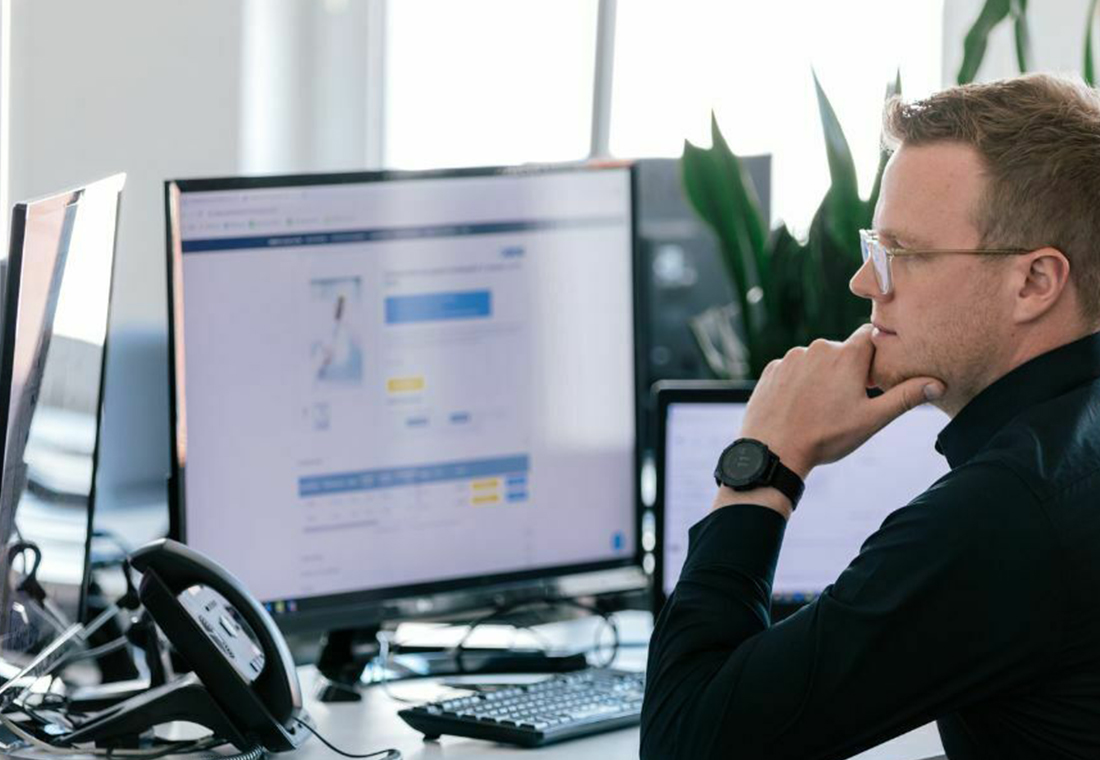 Laptop, Handy und Pakete von Bestellungen