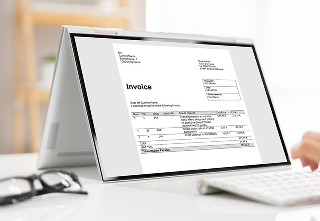 Person arbeitet mit dem Laptop