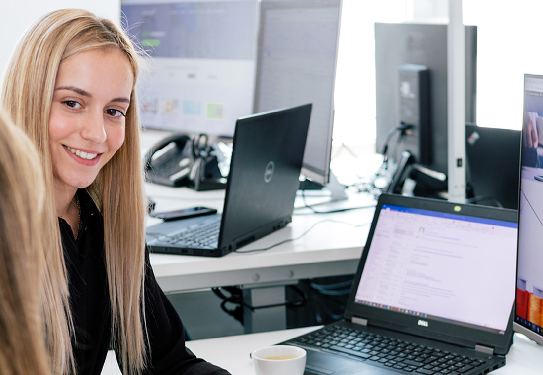 landingepage-erstellung Mitarbeiter entwerfen ein Konzept für eine Landingpage-Erstellung