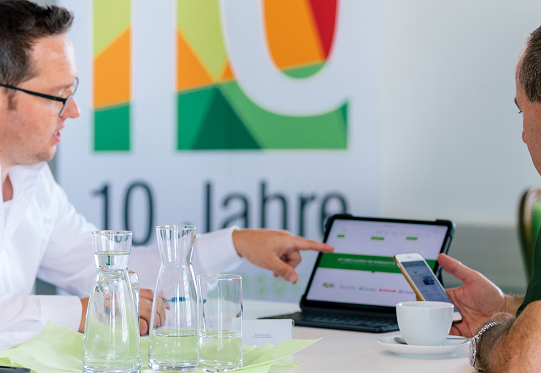 Wie erstelle ich hochwertigen Content? Bild einer Beratung im Besprechungsraum