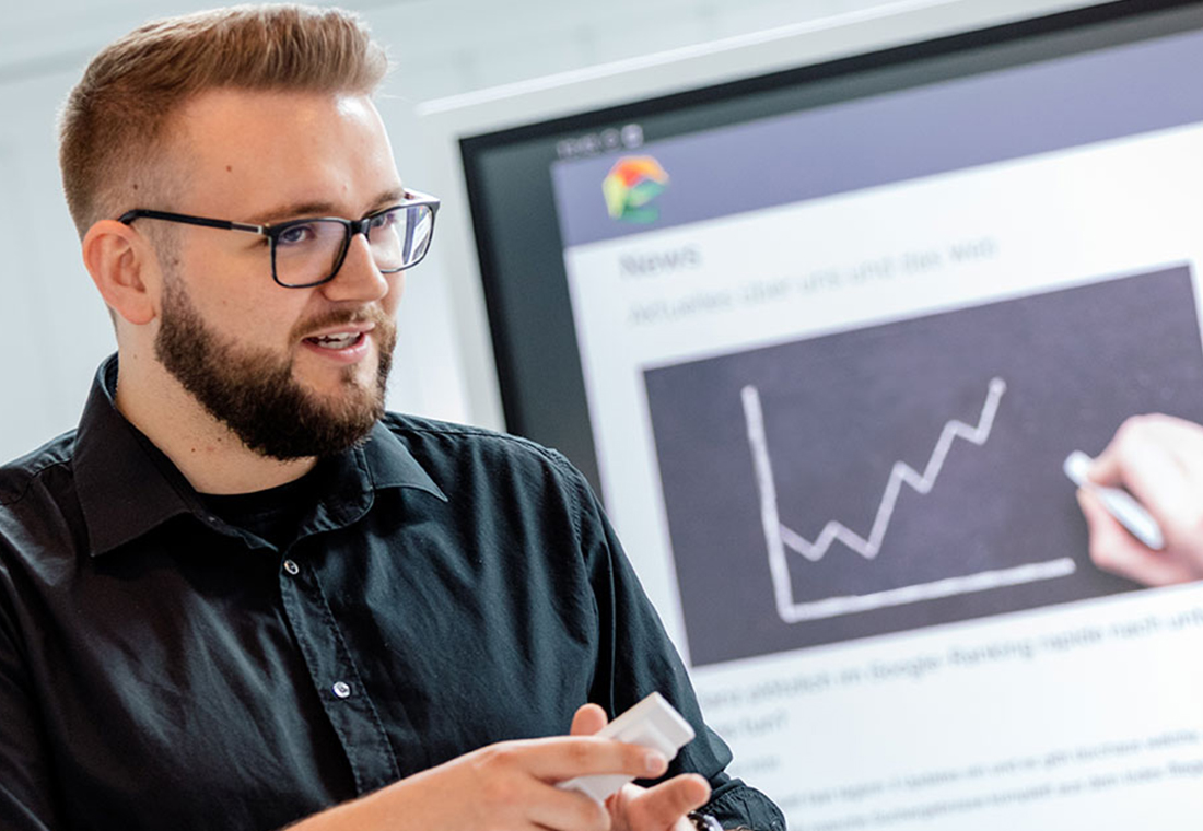 Online-Marketing Trends 2021 Mitarbeiter vor dem Whiteboard