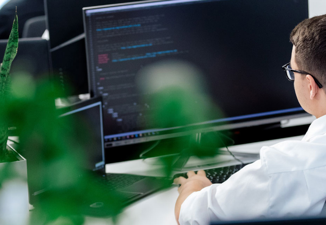 Shopware Entwickler vor Computer