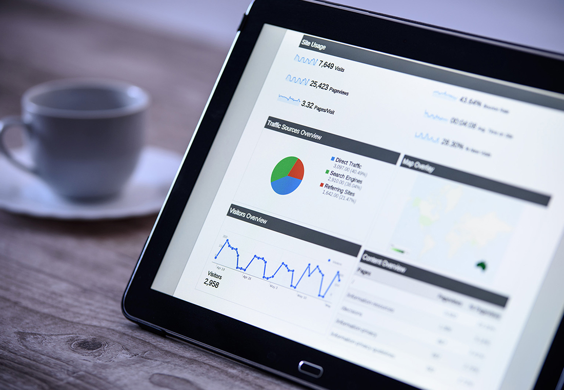 google-analytics Tablette steht auf dem Tisch