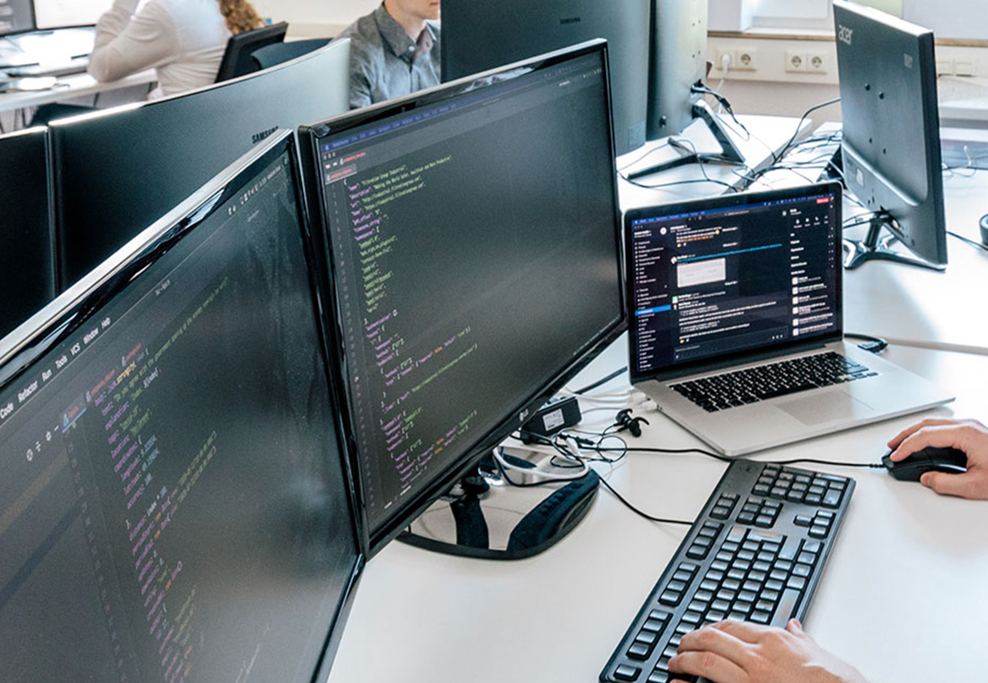 Kollegen, die im Büro zusammenarbeiten