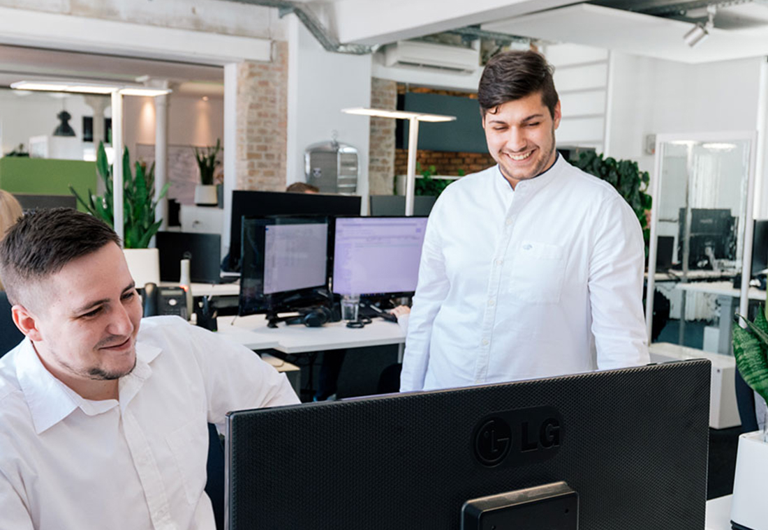 2021-04-16_TYPO3-LTS-Beitragsbild Entwickler unterhalten sich zu TYPO3 LTS und ELTS