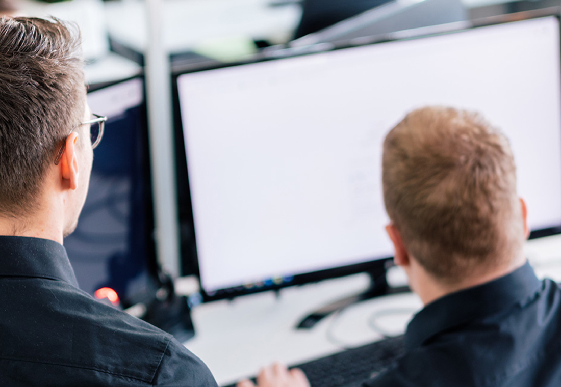 2021-04-15_Unternehmen-hinter-Magento pim-Experten vor Computer