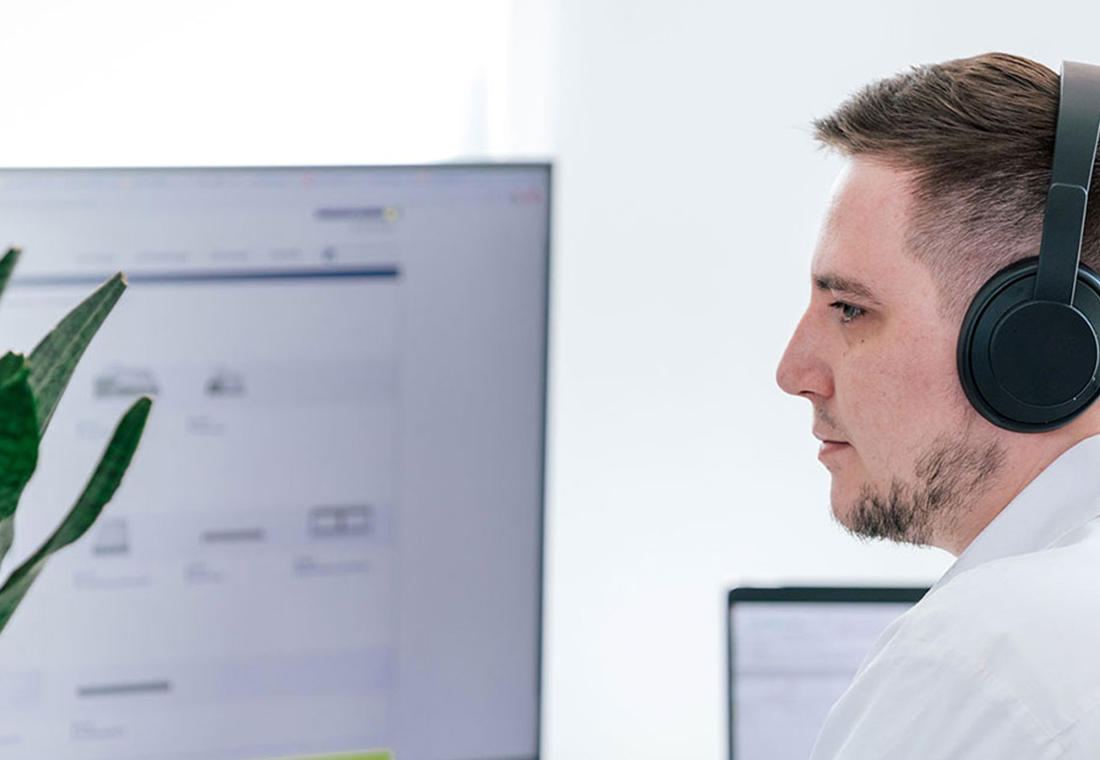 Supportende von TYPO3 Version 9 – Was nun? Mitarbeiter von Team TYPO3 am Arbeitsplatz mit Kopfhörern