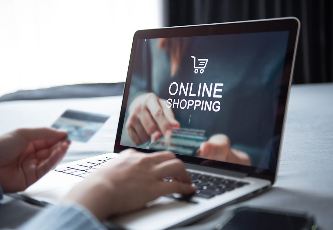 online-purchase Man bezahlt online mit Kreditkarte