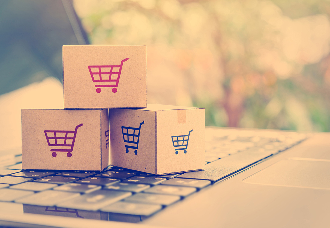 Kleine Kisten mit den Einkaufswagen stehen auf dem Laptop