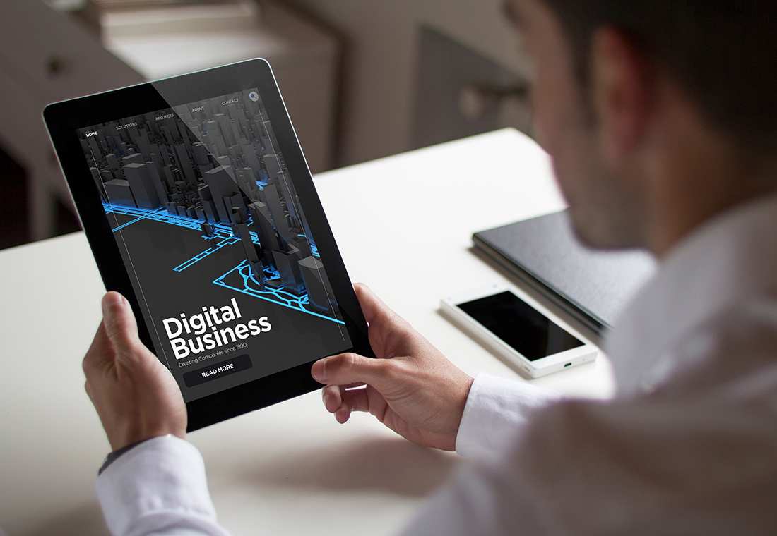 reading-tablet Mann arbeitet mit der Tablette