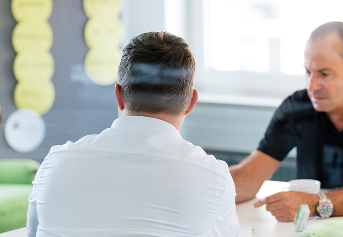 marketing-strategien-alt-vs-neu Gegenüberstellung klassischer und moderner Marketingmaßnahmen für Recruiting