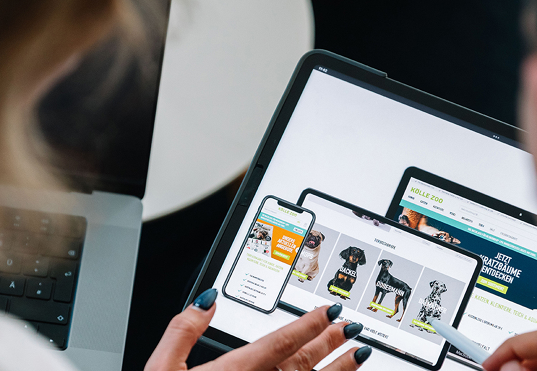 Zwei Personen schauen sich gemeinsam etwas auf dem Tablet an