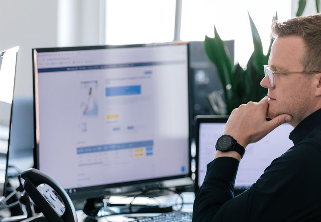 Bild von einem Magento-Experten bei der Arbeit