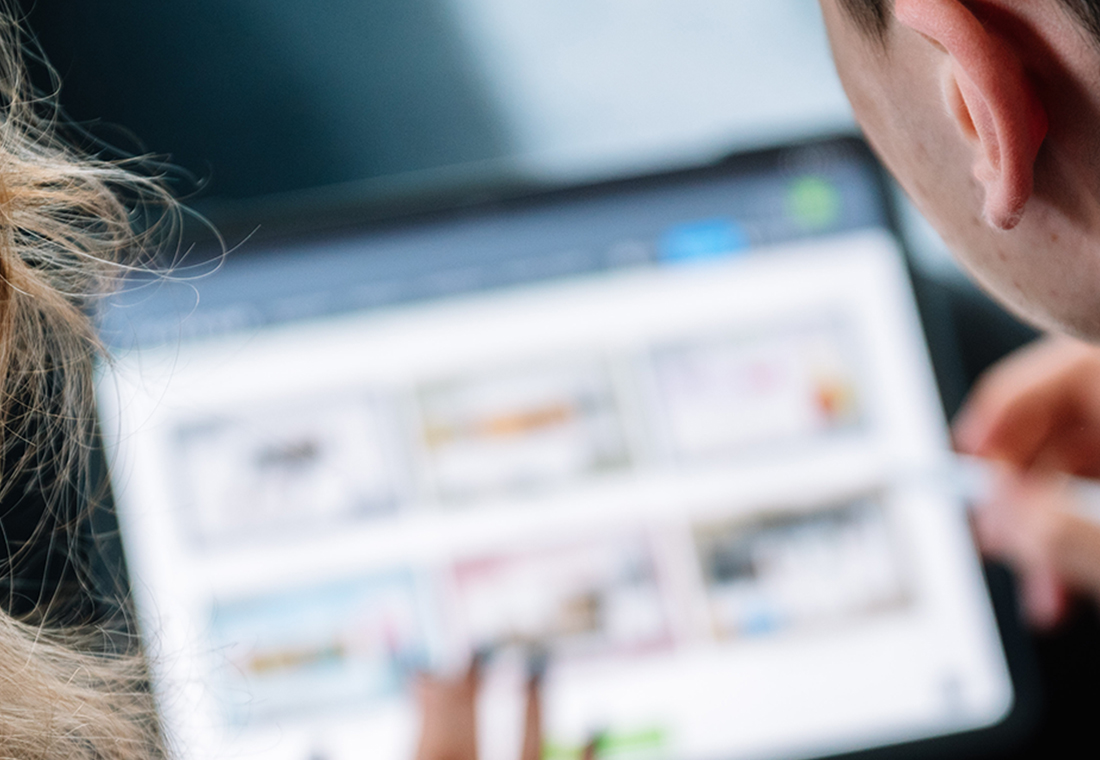 Zwei Mitarbeiter/innen am Tablet