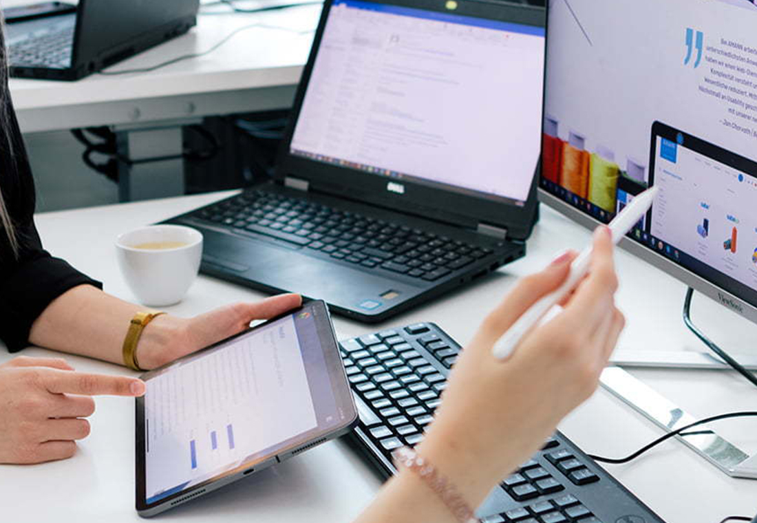 UX / UI-Designer arbeiten an einem Webdesign