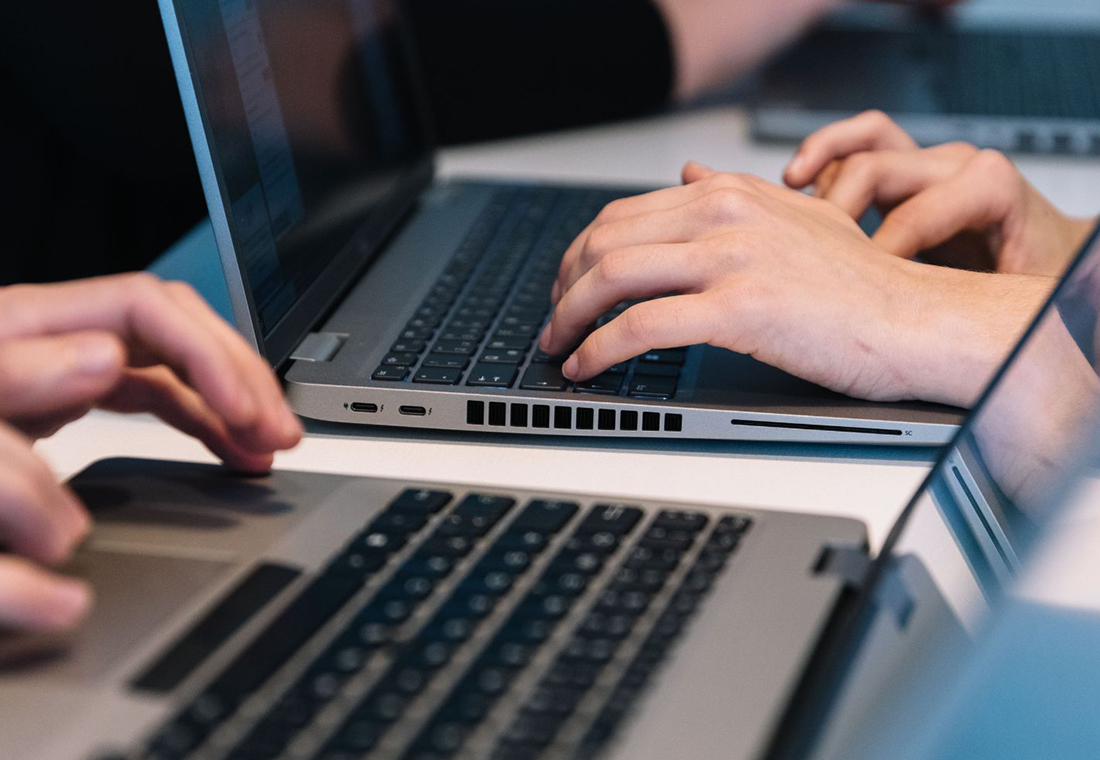 Arbeiten in der Internetagentur Karlsruhe Arbeiten am Laptop in der Internetagentur Karlsruhe