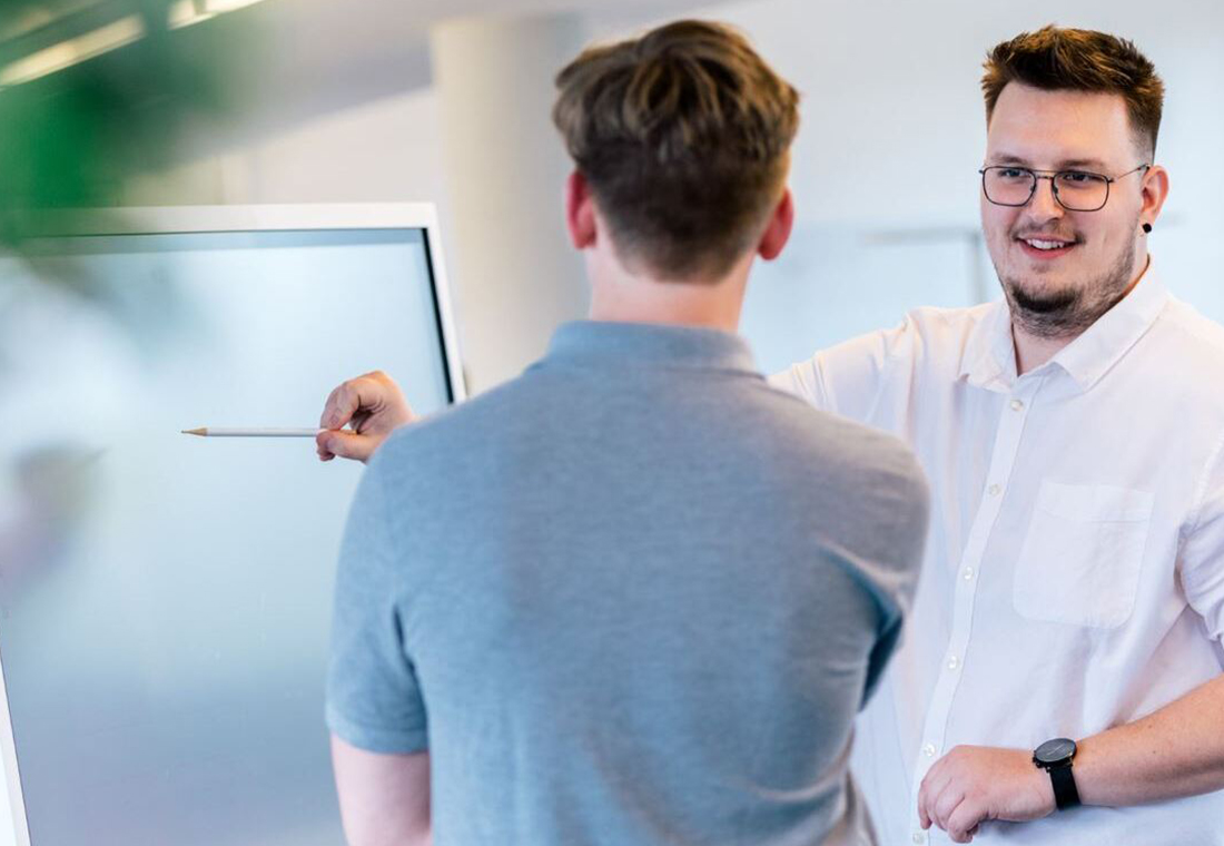 Relaunch-Analyse Mitarbeiter der Relaunch Agentur analysieren einen Internetauftritt.