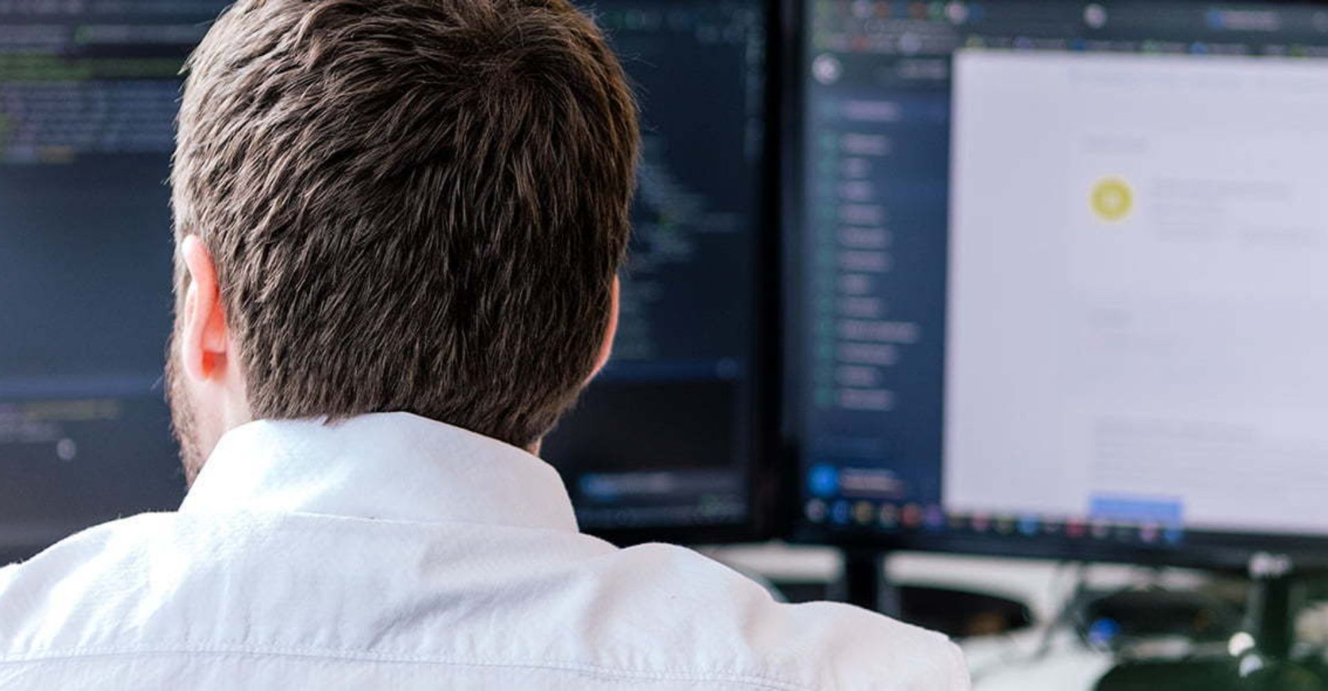 Entwickler programmiert in einer angenehmen Büroatmosphäre.