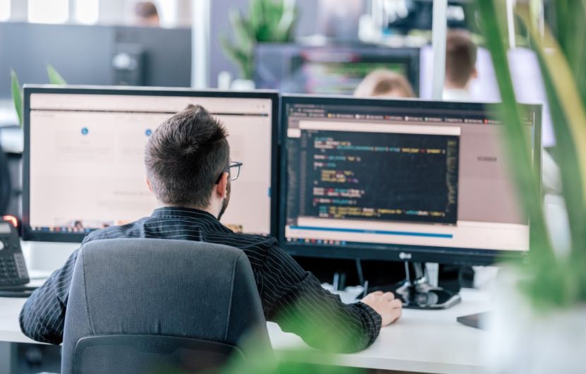 Entwickller programmiert in einer angenehmen Büroatmosphäre.