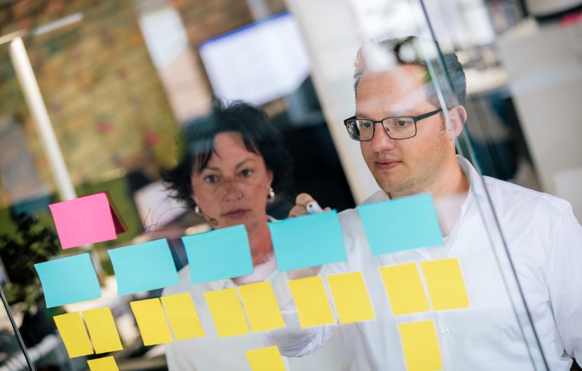 Projekt-Workshops-scaled Zwei Personen im Workshop