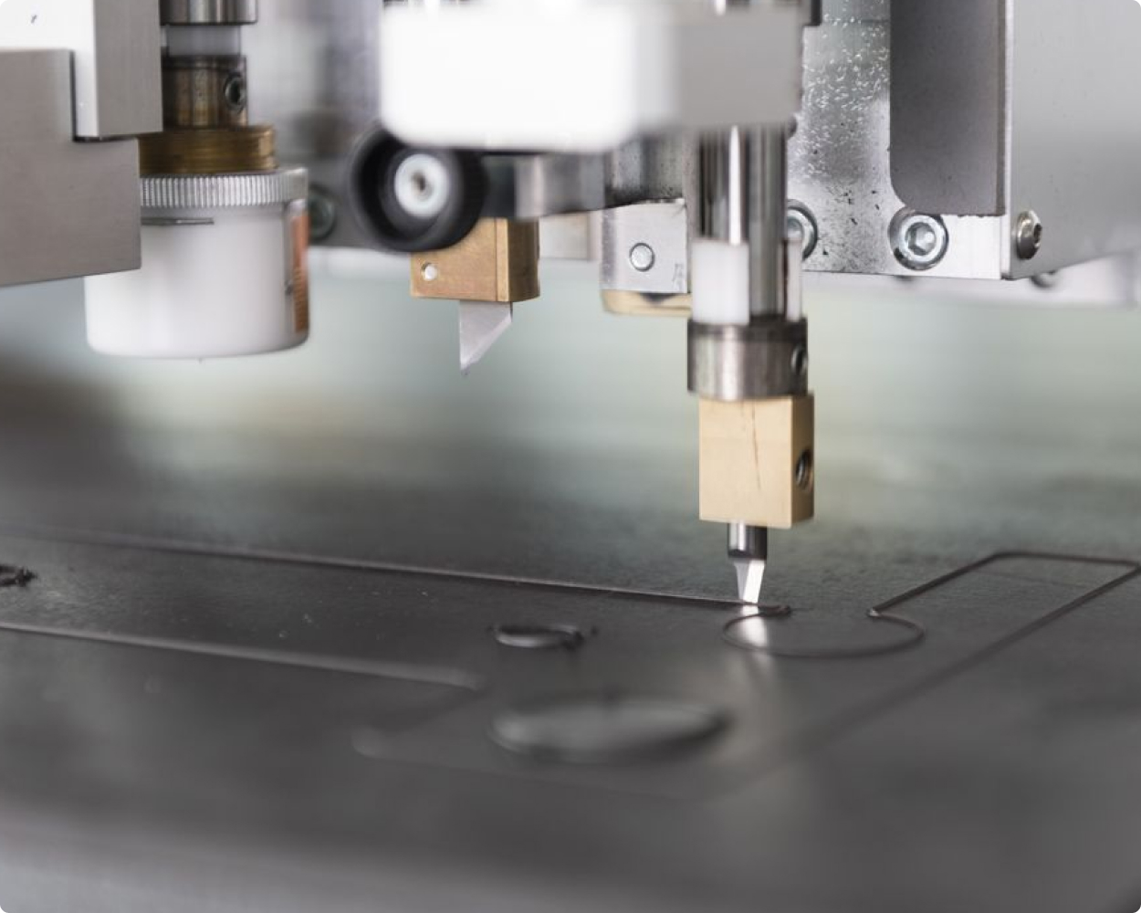 Eine Schallenkammer Magnetfräsmaschine, welche gerade im Einsatz ist und Magneten aus Plattenausfräst