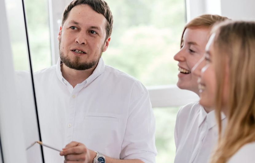 Drei Entwickler sprechen sich ab