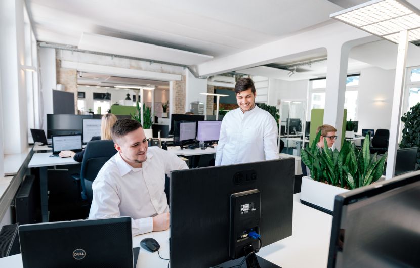 TYPO3-LTS-Beitragsbild (2) Zwei Mitbearbeiter besprechen sich