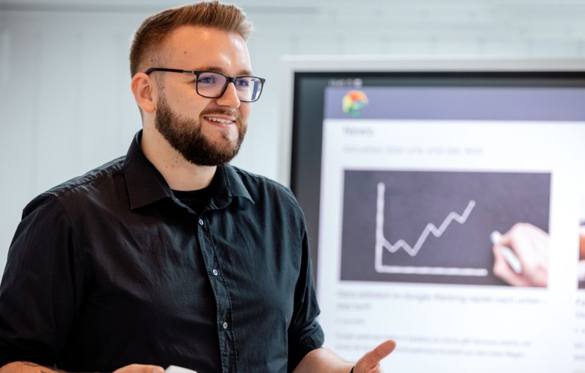 WordPress-betreuung-ein-mitarbeiter Ein Mitarbeiter vor einem Monitor