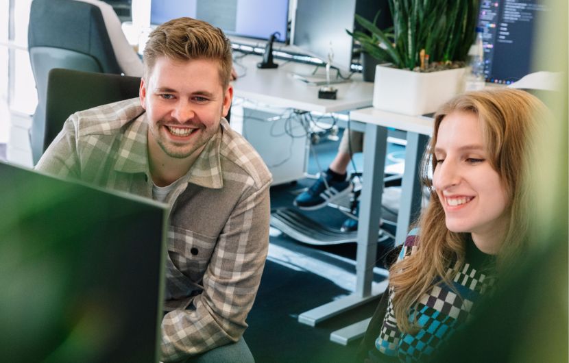 WordPress-betreuung-zwei-mitarbeiter 2 Mitglieder des Team WordPress besprechen sich