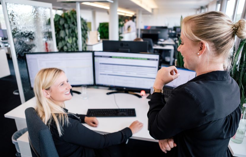 Zwei Mitarbeiterinnen im Gespräch