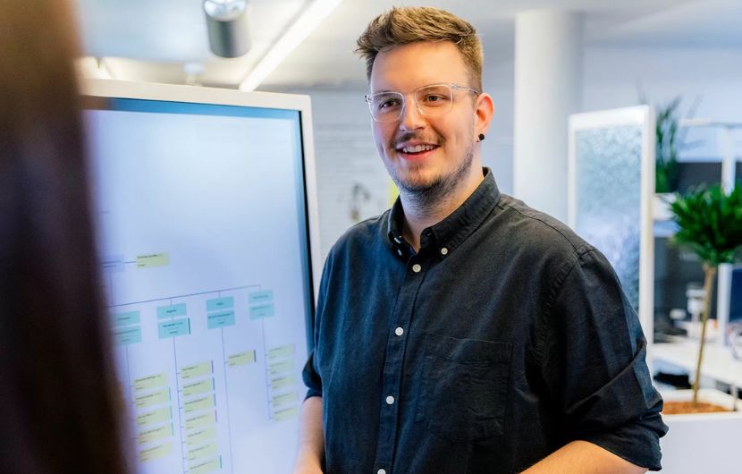 Mitarbeiter erklärt ein digitales Konzept zur Online-Marketing-Beratung an einem Bildschirm