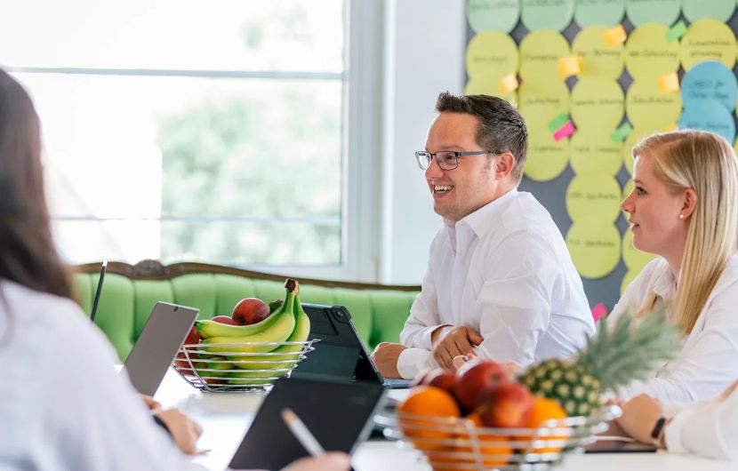 Mitarbeiter von ECONSOR sind in einer Besprechung