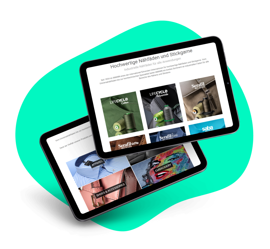 Amann Group Referenz Zwei Tablet-Bildschirme, auf denen verschiedene Seiten der Amann Group Webseite in einer Übersicht dargestellt werden.