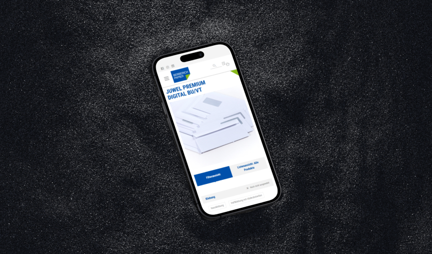 Smartphone mit der mobilen Ansicht des Berberich Papier Onlineshops – als Magento-Agentur unterstützen wir bei Struktur, Performance und Produktpräsentation.