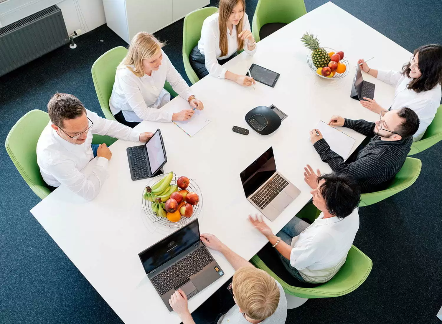 Eine Gruppe von Leuten unterhalten sich zusammen an einem Tisch
