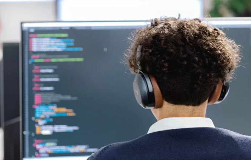 Übericht über das Büro mit Mitarbeitern