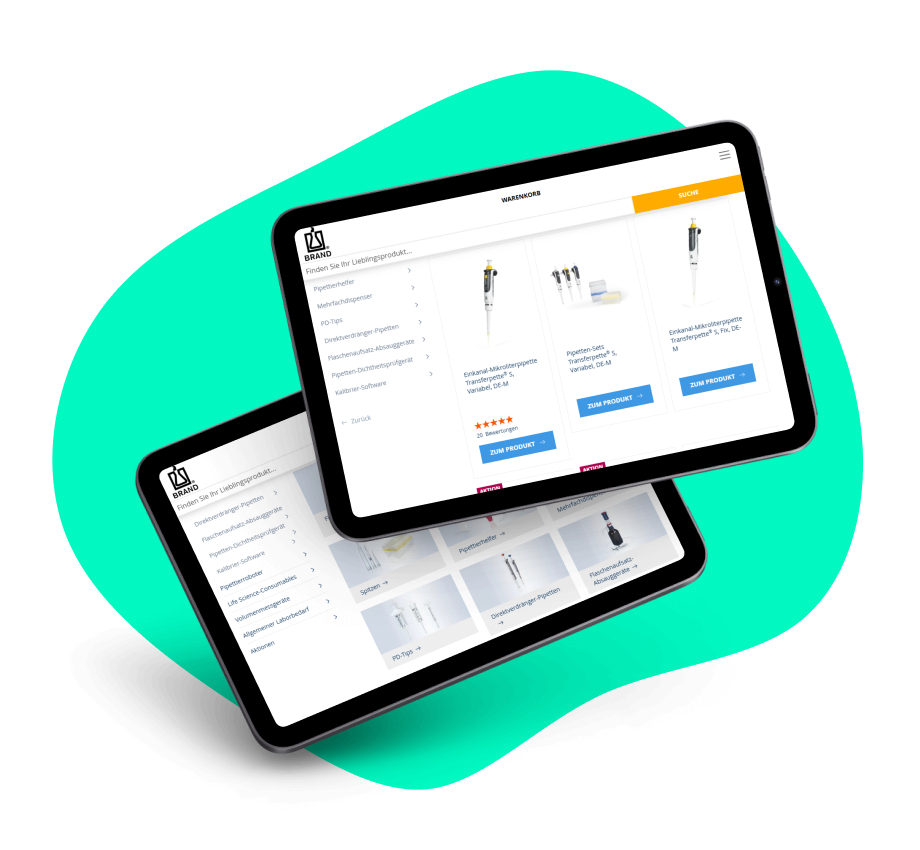 Zwei Tablet-Bildschirme zeigen verschiedene Seiten des Online-Shops von BRAND.